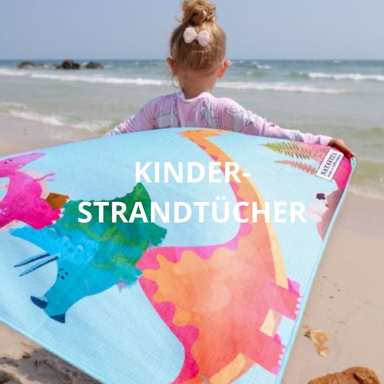 Kinder-Strandtuch von NAYAVITA am Meer – weich, schnelltrocknend und ideal für kleine Entdecker.