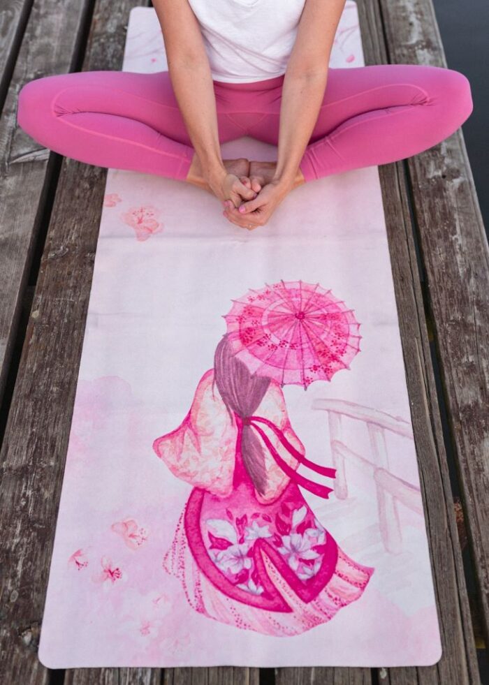 jógamatka na meditaci Geisha NAYAVITA Yoga – klidná mindful praxe a protažení na podložce na cvičení