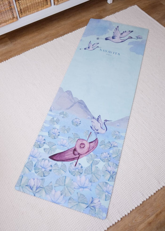 NAYAVITA skládací cestovní podložka na jógu Rybář rozložená na podlaze