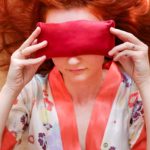 Nayavita Yoga relaxační hedvábný polštářek na oči Bordeaux žena