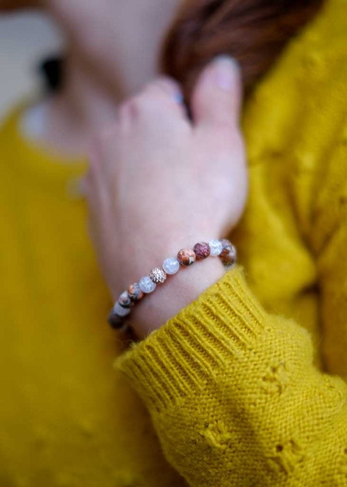 Nayavita Yoga náramek z minerálů leopardí jaspis žena detail