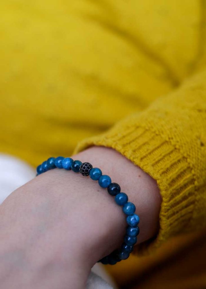 Nayavita Yoga náramek z minerálů apatit detail žena náramky