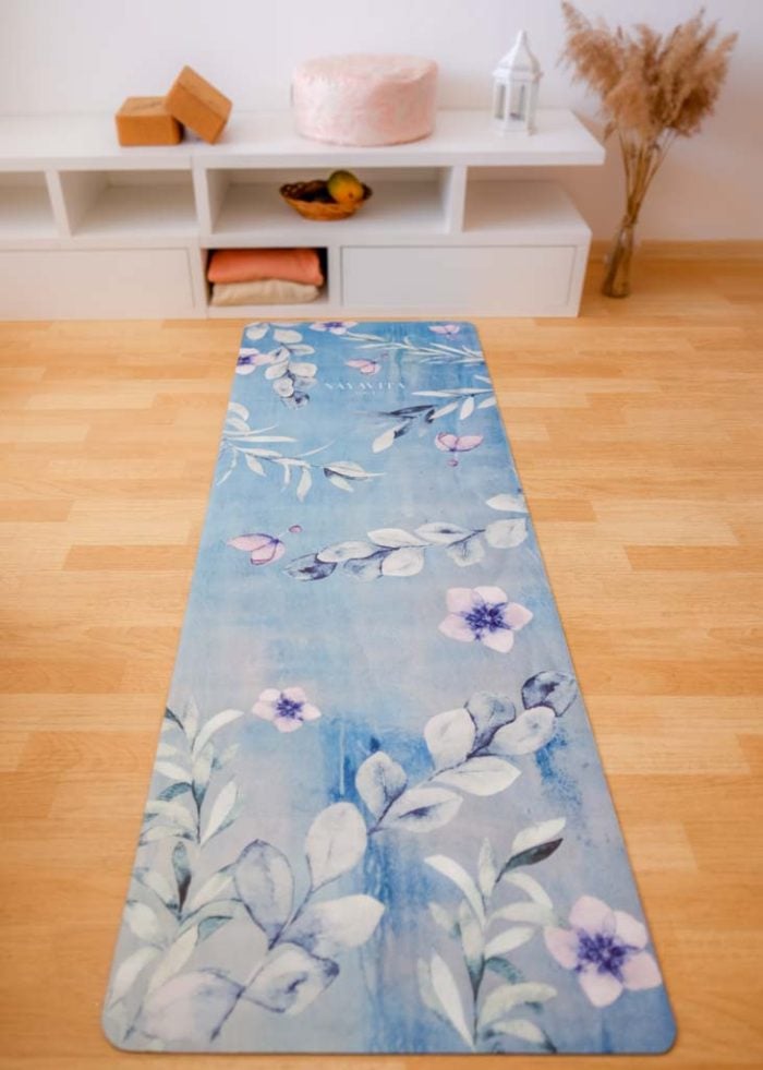 semišová podložka na pomalou jógu Eucalyptus Love NAYAVITA celý design 3mm tloušťka