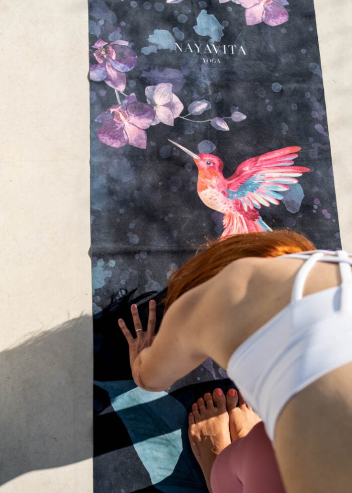 žena cvičí flow jógu na semišové podložce na vinyasa jógu Colibri NAYAVITA Yoga