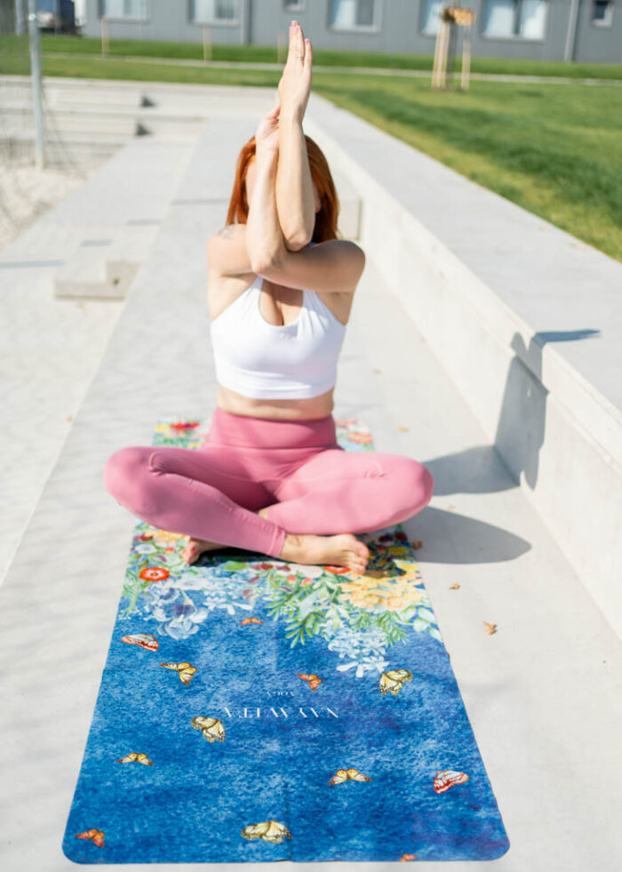 Žena cvičí venku na semišové podložce na jógu Flower Power od NAYAVITA Yoga