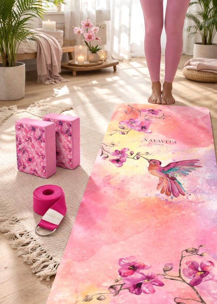 NAYAVITA Yoga dárek pro jogínku – set na cvičení Colibri Dream v růžových tónech v interiéru, kde se žena připravuje na domácí cvičení