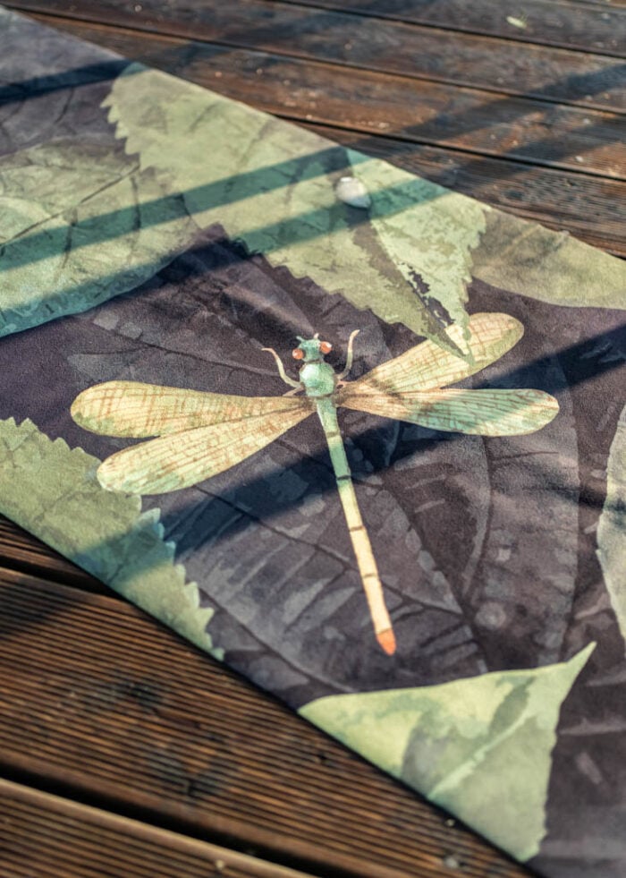 detail podložky na jógu jungle s vážkou nayavita struktura a design listů