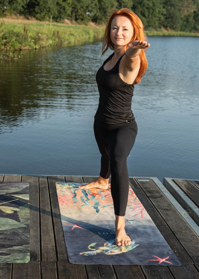 jóga venku na designové podložce Ocean od NAYAVITA Yoga u vody