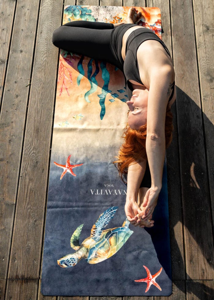 Tenká cestovní podložka na cvičení ocean s želvou nayavita yoga detail praxe na podložce kdy žena se protahuje