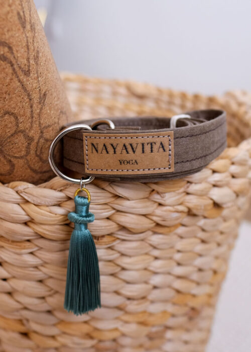 Nayavita Yoga veganský popruh na jogamatku yoga strap popruh na jogamatku yoga mat strap jogový popruh popruh na jogu yoga mat carrier yoga carrier strap hnědý popruh na podložku popruh z pratelného papíru kraft tex pratelný papír washable paper