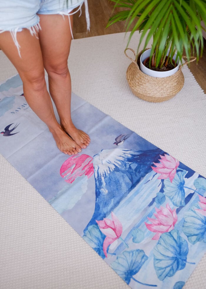 detail designu lehké podložky na jógu do kufru s motivem hory Fuji od NAYAVITA Yoga