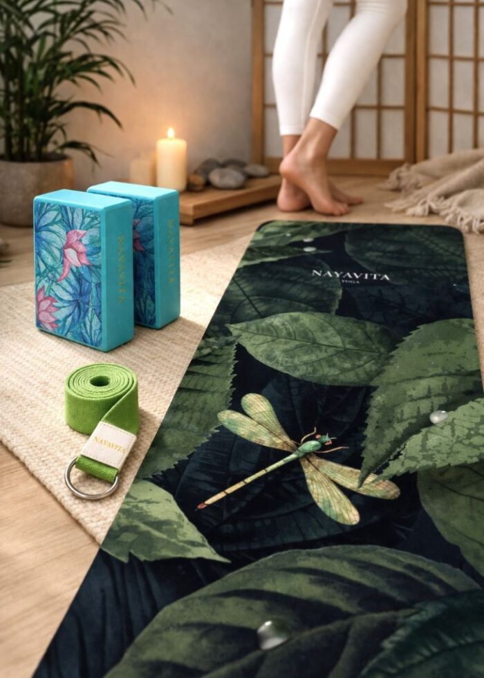 Lifestyle foto NAYAVITA Yoga dárkové sady na cvičení Jungle – fitness set na cvičení s podložkou s motivem džungle s vážkou, bloky na jógu a zeleným jógovým popruhem v zen interiéru.
