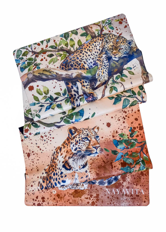 detail ručně ilustrovaného leopardího motivu na jógamatce Leopard Bliss od NAYAVITA Yoga a textura mikrovlákna