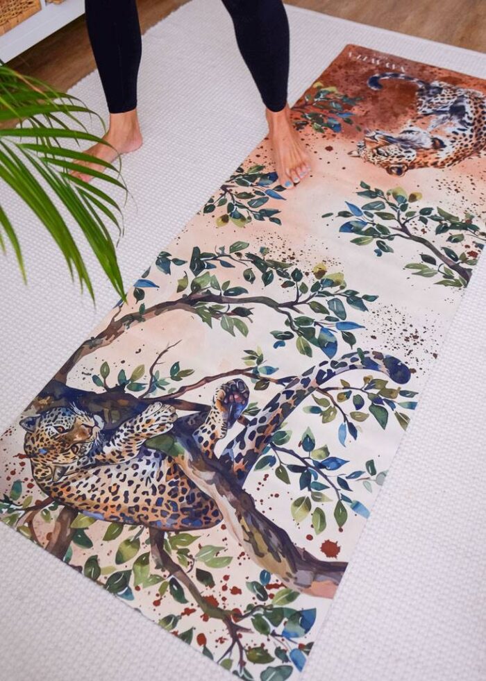 Jógamatka na dynamická cvičení a bikram jógu leopard bliss 3mm rozložená doma