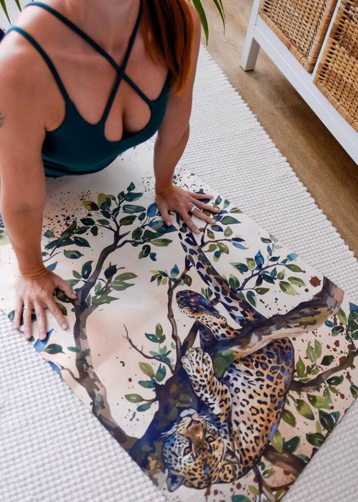 Žena v pozici pes hlavou nahoru cvičí doma na silné jógamatce na bikram jógu a dynamická cvičení Leopard Bliss 3mm