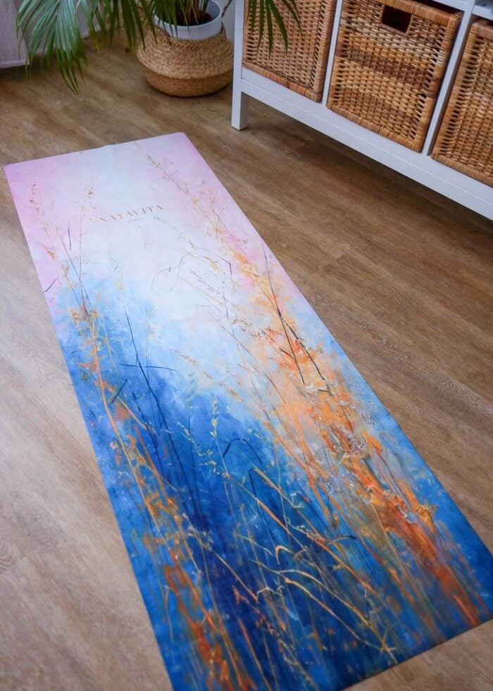 podložka na cvičení na doma Meadow Spirit od NAYAVITA Yoga v interiéru