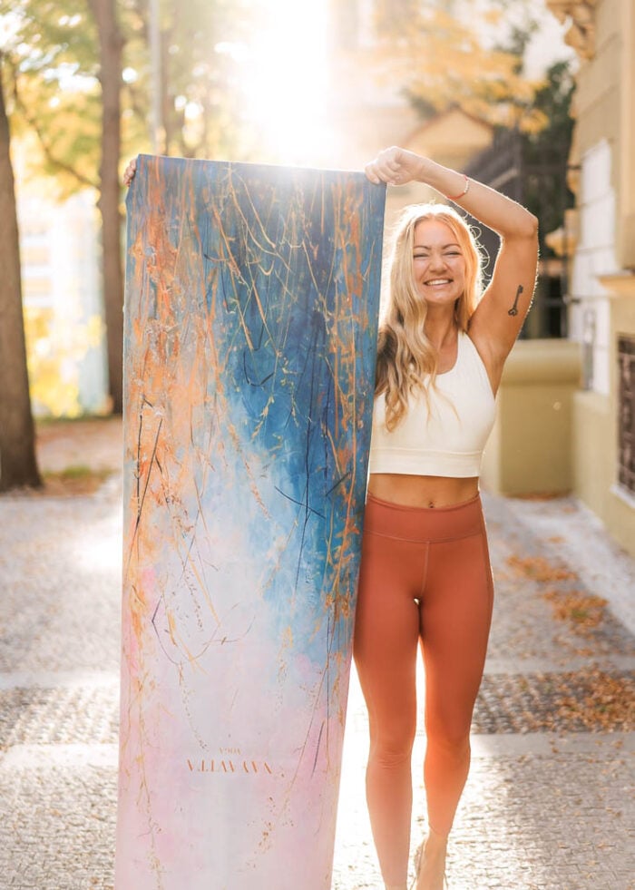 skládací podložka na jógu Meadow Spirit NAYAVITA Yoga v rukou po cvičení