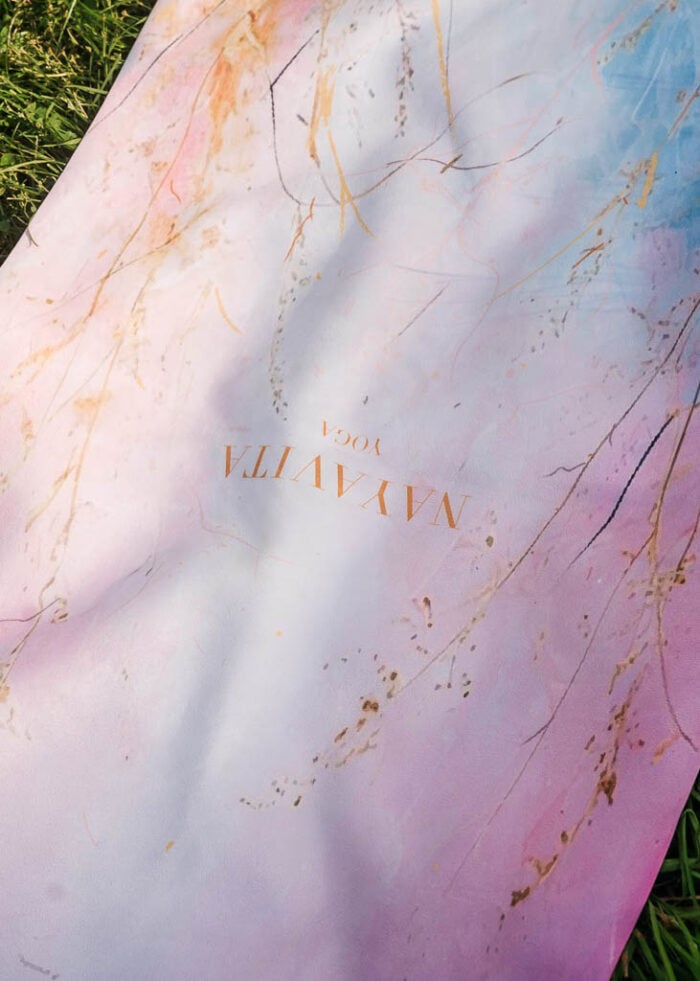 Protiskluzová semišová textura cestovní jógamatky Meadow Spirit s logem NAYAVITA Yoga