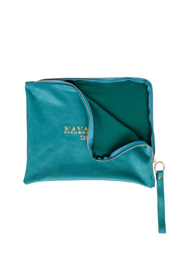Tyrkysová cestovní taška Nayavita na jogamatku s logem – elegantní a lehký obal na jóga podložku pro snadné přenášení. Taška na cestovní jogamatku. yoga bag.