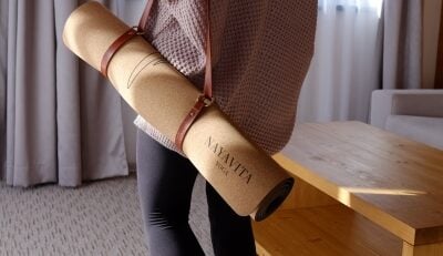 NAYAVITA Yoga jóga pro začátečníky žena jde na první lekci jógy s kvalitní korkovou podložkou
