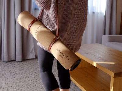 NAYAVITA Yoga jóga pro začátečníky žena jde na první lekci jógy s kvalitní korkovou podložkou