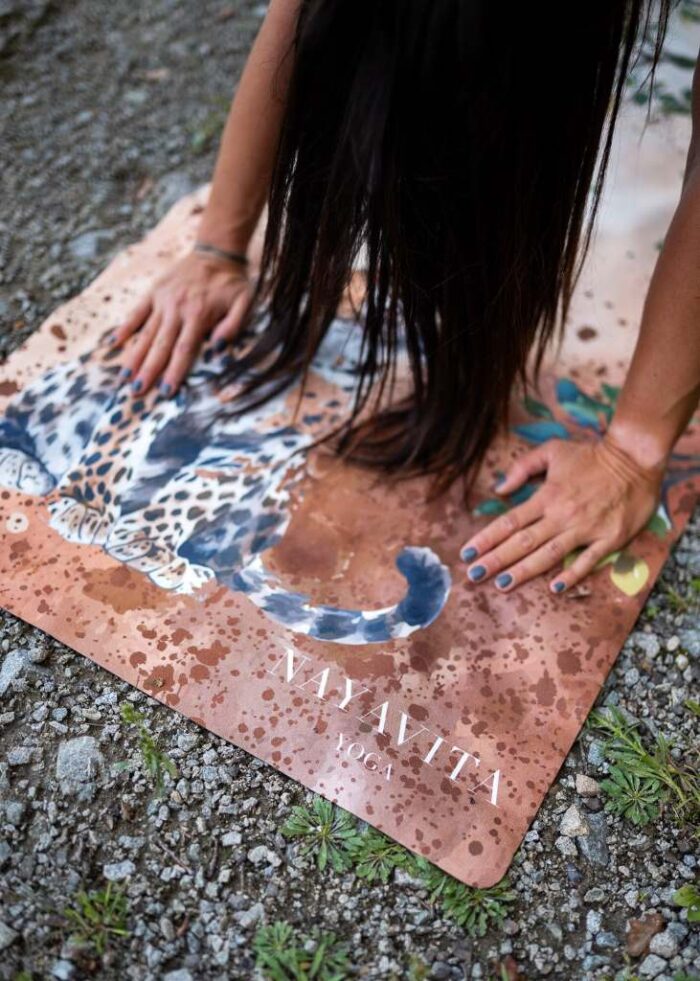 detail leopardího designu na skládací podložce na jógu Leopard Bliss NAYAVITA