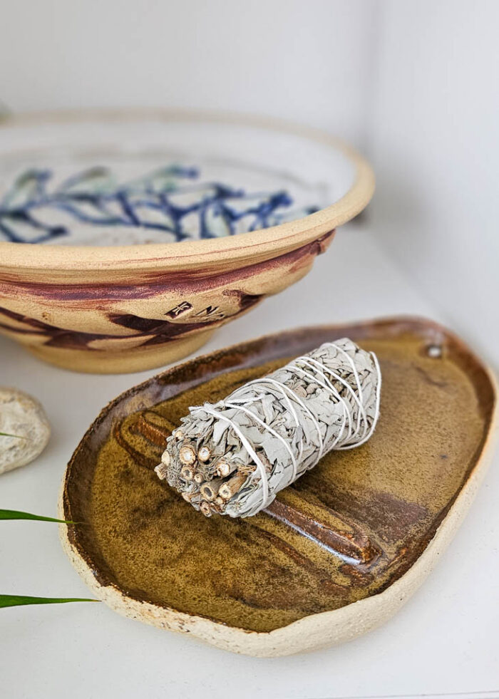 NAYAVITA Yoga hnědá zlatá přírodní keramická kadidelnice ručně dělaná keramická miska na vykuřování tácek na vykuřování vykuřovací miska na palo santo a vykuřovací svazky ve zlato hnědé barvě s můstkem na odpadávání popele a dírkou na vonné tyčinky