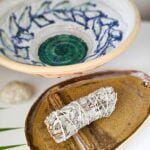 NAYAVITA Yoga hnědá zlatá přírodní keramická kadidelnice ručně dělaná keramická miska na vykuřování tácek na vykuřování vykuřovací miska na palo santo a vykuřovací svazky ve zlato hnědé barvě s můstkem na odpadávání popele a dírkou na vonné tyčinky