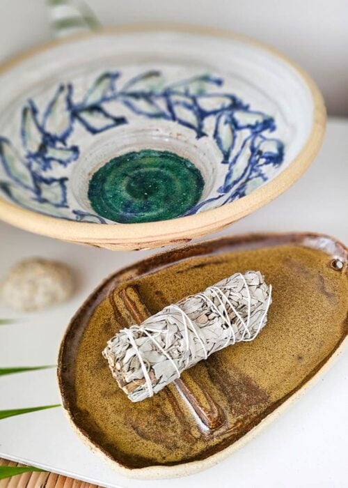NAYAVITA Yoga hnědá zlatá přírodní keramická kadidelnice ručně dělaná keramická miska na vykuřování tácek na vykuřování vykuřovací miska na palo santo a vykuřovací svazky ve zlato hnědé barvě s můstkem na odpadávání popele a dírkou na vonné tyčinky