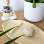 NAYAVITA Yoga světlý žlutý krémový jemný vykuřovací tácek vanilka keramický tácek na vykuřování ručně dělaná keramická kadidelnice světle žlutá keramická miska na vykuřování